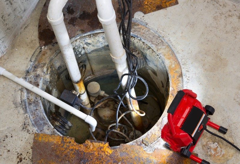 Pozo de bombeo en nave de Crevillente Revisión de un pozo de bombeo en una nave industrial de Crevillente